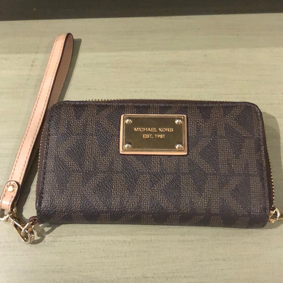 Michael Kors Handbags - Michael Kors Wristlet